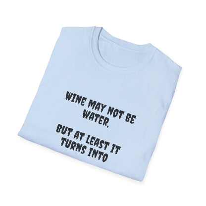 Puede que el vino no sea agua, pero al menos eventualmente se convierte en agua. Camiseta unisex de estilo suave