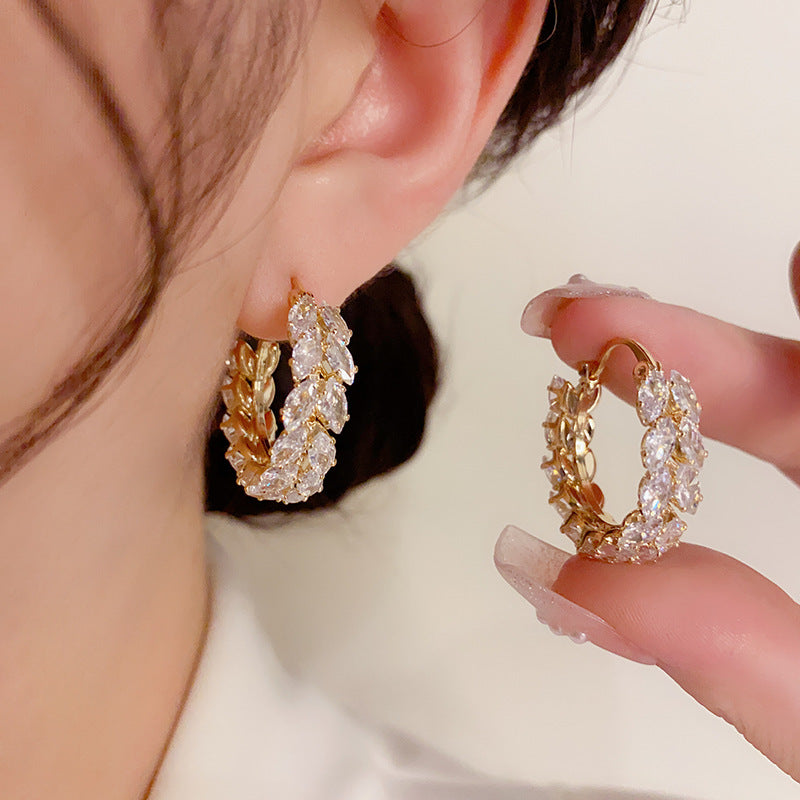 Dazzling zircon ear cuff with a unique wheat grain design.