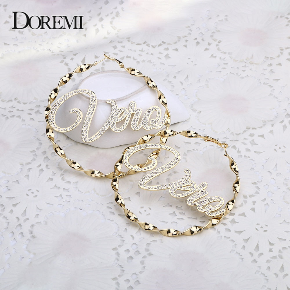 DOREMI-pendientes de acero inoxidable con nombre personalizado para mujer, aretes con forma de remolino, joyería ostentosa personalizada de cristal, piedra de aro grande de hip hop